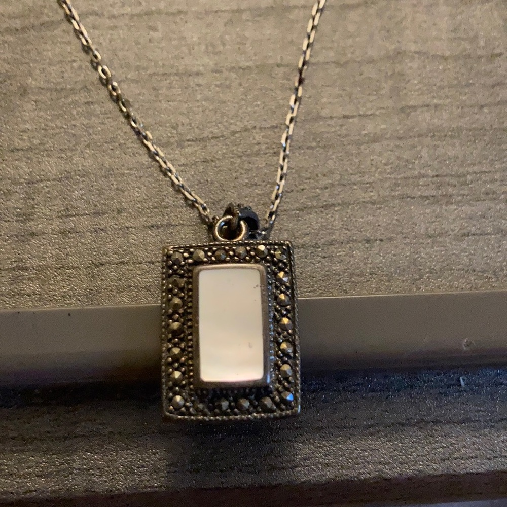 Necklace w/mother of pearl pendant